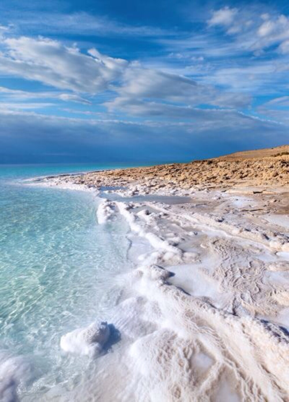 死海 The Dead Sea coastline. The Dead Sea borders Jordan, Palestine and Israel. Because of high salt content, it feels like you are floating even when swimming. Photo: Nickolay Vinokurov