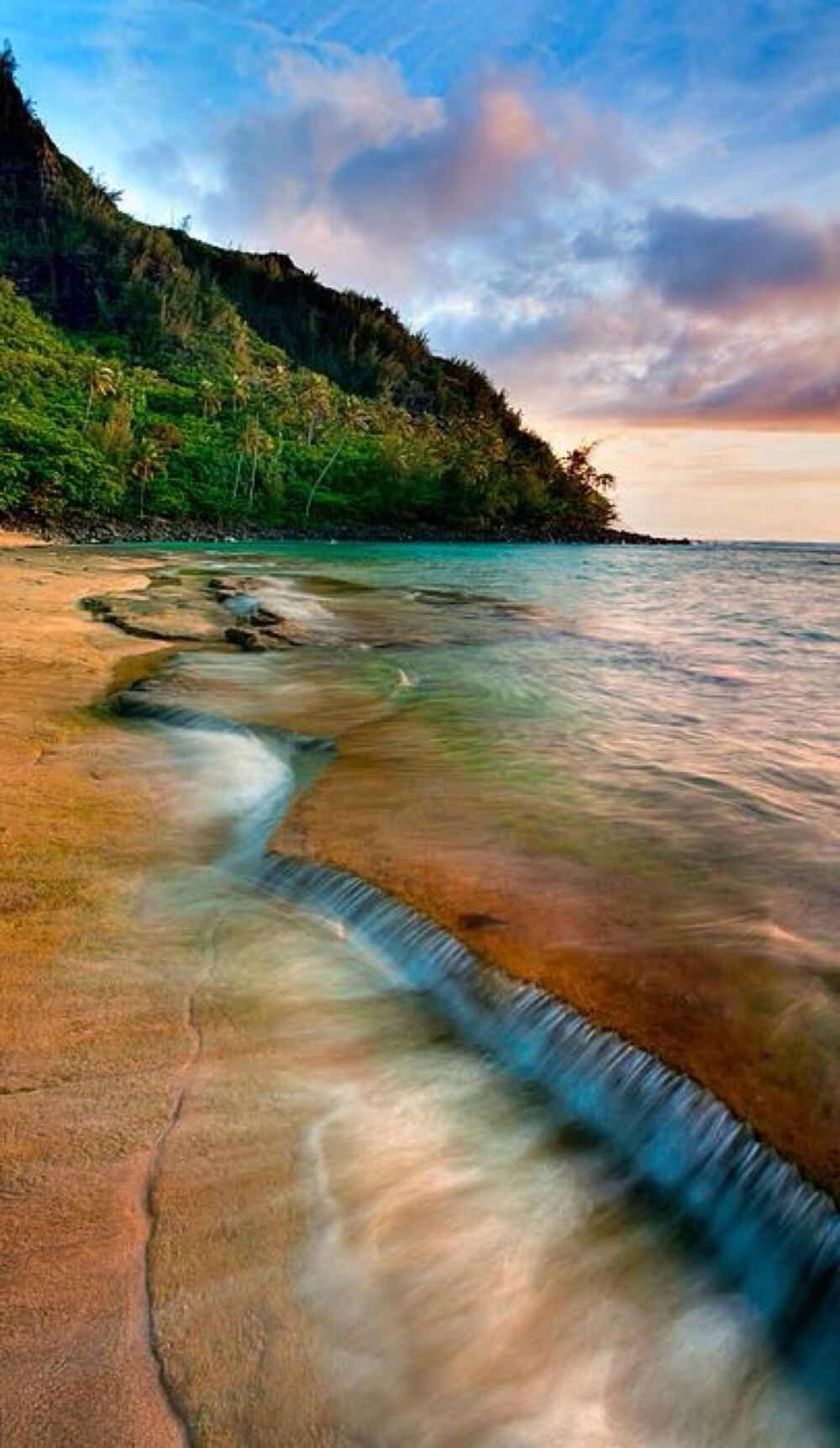 Kee beach on the north shore of kauai at sunset, Hawaii