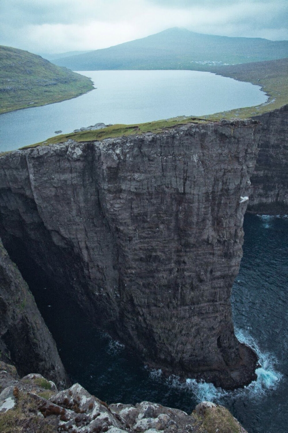 Sørvágsvatn Lake - The two-level lake on Vagar Island, located in the Faroe Islands Archipelago in the North Atlantic Ocean.岛上湖，两层湖