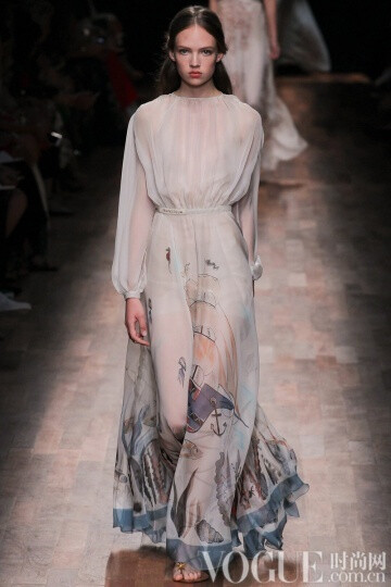 Valentino的春秀似乎就是属于仙女的T台，古典风格的薄纱长裙和渐变的彩色套装都在诉说着高贵的梦幻神话。