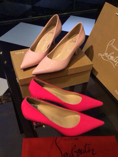 Christian Louboutin 女星最爱红底鞋这双穿起来特别舒服好走跟高6.5cm穿惯了CL high heels，这双绝对是小名媛和上班族的最爱哦鞋面是荧光牛漆皮内里踮脚羊皮，34到39码 芝玲 360