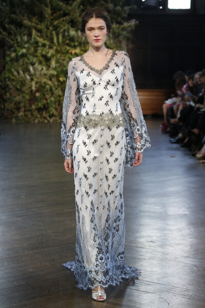 Claire Pettibone Bridal Fall 2015。克莱尔·佩蒂伯恩2015秋冬婚纱发布。