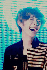 朴灿烈！笑的时候不打自己不行么！！！！弱弱地问一句，真的不疼么？？？