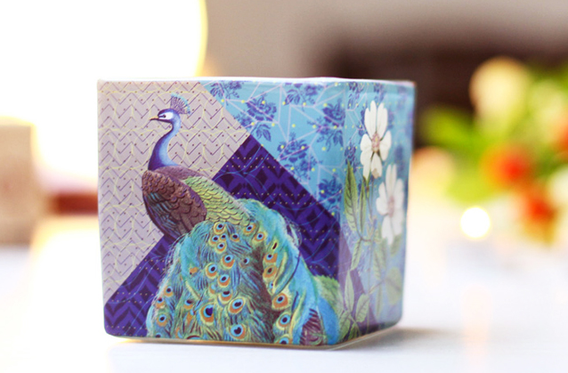 Fringe Studio来自美国加利福尼亚州，专注于原创贴花玻璃家品设计与制作。源于大自然的灵感创思，赋予它许多美丽而奇异的图案构想，最终以精细的笔触与唯美的色彩呈现在玻璃制品上，为透明玻璃品穿上一件美丽霓裳。Fringe Studio在美国和加拿大，主要在顶级百货和时尚家居店售卖，如Bloomingdales、Nordstrom、Saks Fifth Avenue、Macy‘s、The TJX Company、Bed Bath &amp;amp; Beyond等，是顶尖时尚人士的生活家居选择。目前，已销往全球20多个国家和地区。 优集品为网络独家首发