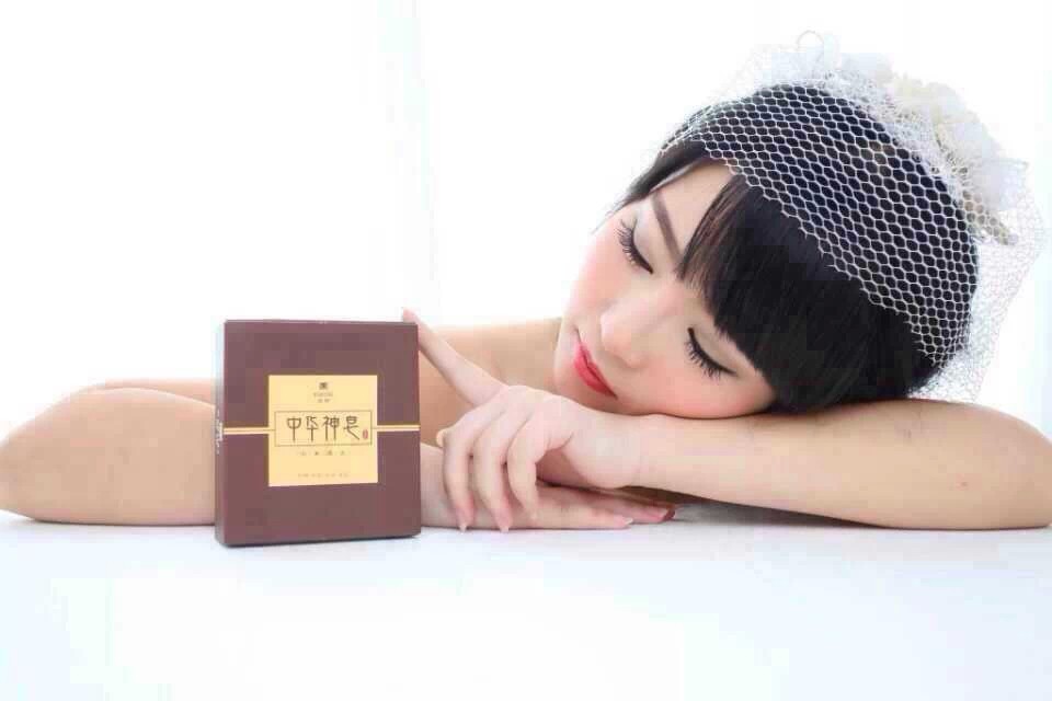 【小常识】精油皂跟普通洗面奶有什么区别呢？精油皂里含有精油，精油是一种纯植物提取物，它是极易被皮肤吸收的，一种很好的保养品，达到从外到内的调理，而洗面奶只能清洁表面的油脂，并不能深入表皮真皮层清洁皮肤，所以洗面奶用再多也不会改善自己的皮肤，精油手工皂最大的特点就在于这里，所以长期坚持使用，让满婷中华神皂体现价值