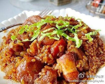 【三杯鸡肉饭】1.鸡腿切块焯水，用油、酱油、啤酒腌渍两小时；2.土豆煎黄，胡萝卜稍微煸炒一下；3.所有原料倒入电饭煲搅拌均匀，烧开然后完全冷却，倒入淘洗好的米，按照正常煮饭程序煮熟米饭即可~