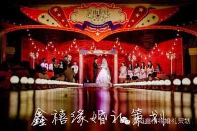 #海南婚庆# #海口婚礼# #高端婚礼定制#人生路上总要有光的指引，阳光指引我们找到温暖，灯塔指引我们回到港湾。灯做的路引看似毫不起眼，却引领新人步入爱情殿堂，照亮一路的通坦与幸福！ 【鑫禧缘婚庆出品】幸福热…