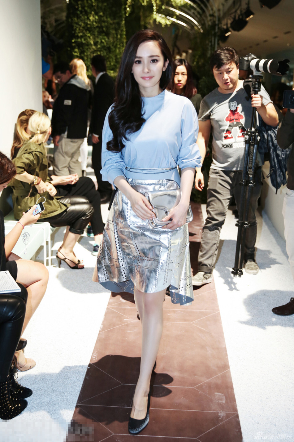 杨幂——tods2014秋冬系列の淡蓝色衬衫搭配亮色不规则短裙,知性优雅