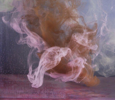  第一眼你会以为是什么创作？美国纽约艺术家 Kim Keever 将颜色滴入水箱，用相机拍摄出色彩与水交融的景象。