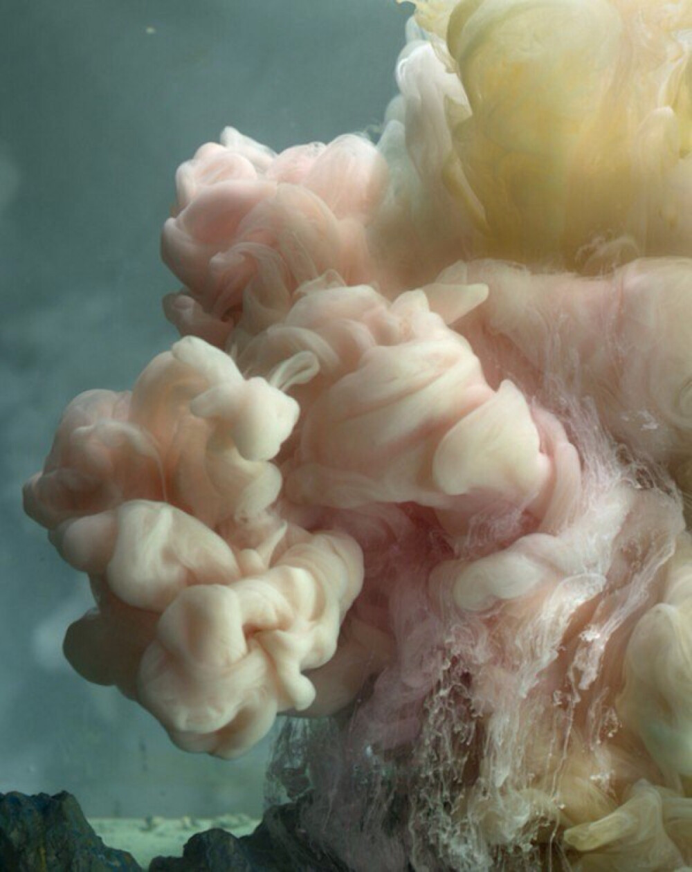  第一眼你会以为是什么创作？美国纽约艺术家 Kim Keever 将颜色滴入水箱，用相机拍摄出色彩与水交融的景象。