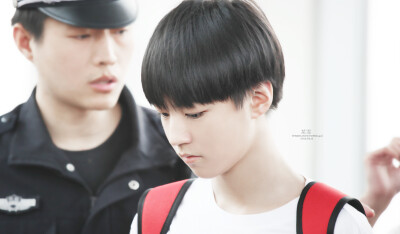 王俊凯TFBOYS队长门面担当主唱cr:logo