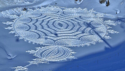 ＃又到可以玩雪的时间了＃英国艺术家 Simon Beck 在雪地里行走数英里，以双脚为画笔创作的巨幅画作。