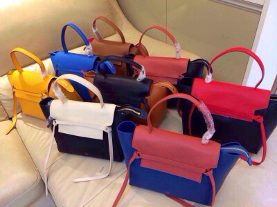  celine 最新belt bag 鲶鱼包，提到celine，除了笑脸蝙蝠秋千，还可以有点特别的，赛林2014全新设计belt bag ！顶级进口原版牛皮。原版五金复刻。现货7⃣️色！尺寸32x24x20cm