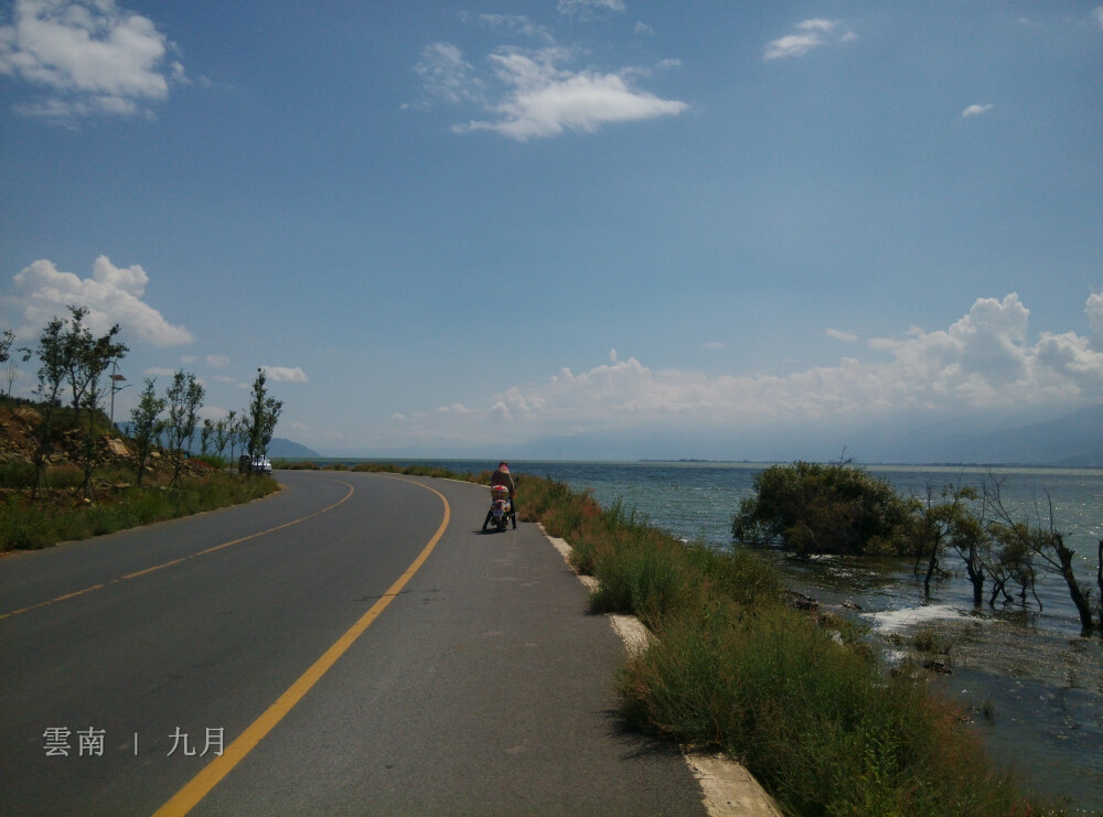 雲南 - 当时间继续前行，当你重新回到自己熟悉的生活，忙碌的工作，复杂的人际，莫大的压力让你体会到，旅行那段日子，仿佛是从别人的生命里借来的美好时光，一个人静静回忆的时候就像在品一杯醇香浓郁的美酒，旅行的岁月，像一枚挂在记忆里，温暖发亮的茧，给你莫名的正能量。