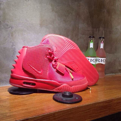 Nike Air Yeezy 2 爆灯全场 经典大红配色 质量顶呱呱 绝对一比一原版打造 復古鞋趋势闪亮在各大show场 时尚达人都在穿 这也不失为你追潮的一大选择 36-47码 36928059793