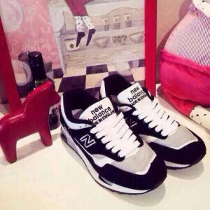 情侣鞋推荐，新百伦1500经典黑白配色。上脚超赞！ [em]e328064[/em]市面最高版本出，顶级猪巴革材质【市面绝大多数1500只用普通材质】。36#-44# [em]e328073[/em]110624[em]e258158[/em]