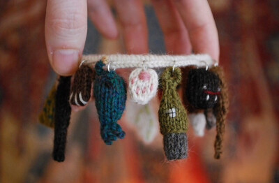 童趣毛线编织手链。