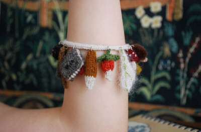 童趣毛线编织手链。