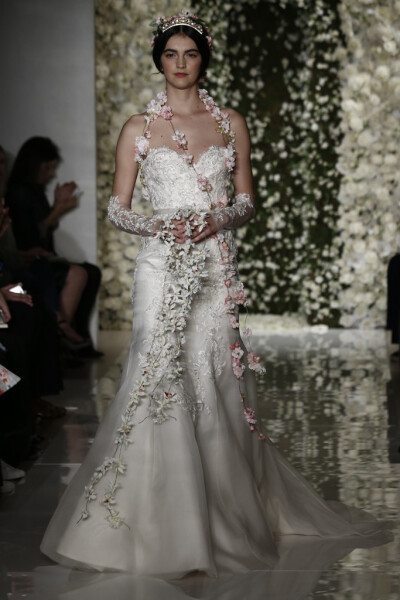 Reem Acra Bridal Fall 2015。雷姆·阿克拉2015秋冬婚纱发布。此季Reem Acra带有古罗马风格的婚纱装饰和头饰诠释了整个系列像古罗马时的盛装一样隆重和华丽。刺绣，蕾丝，丝绸，褶皱纱织等元素充分展现婚纱的高雅格调…