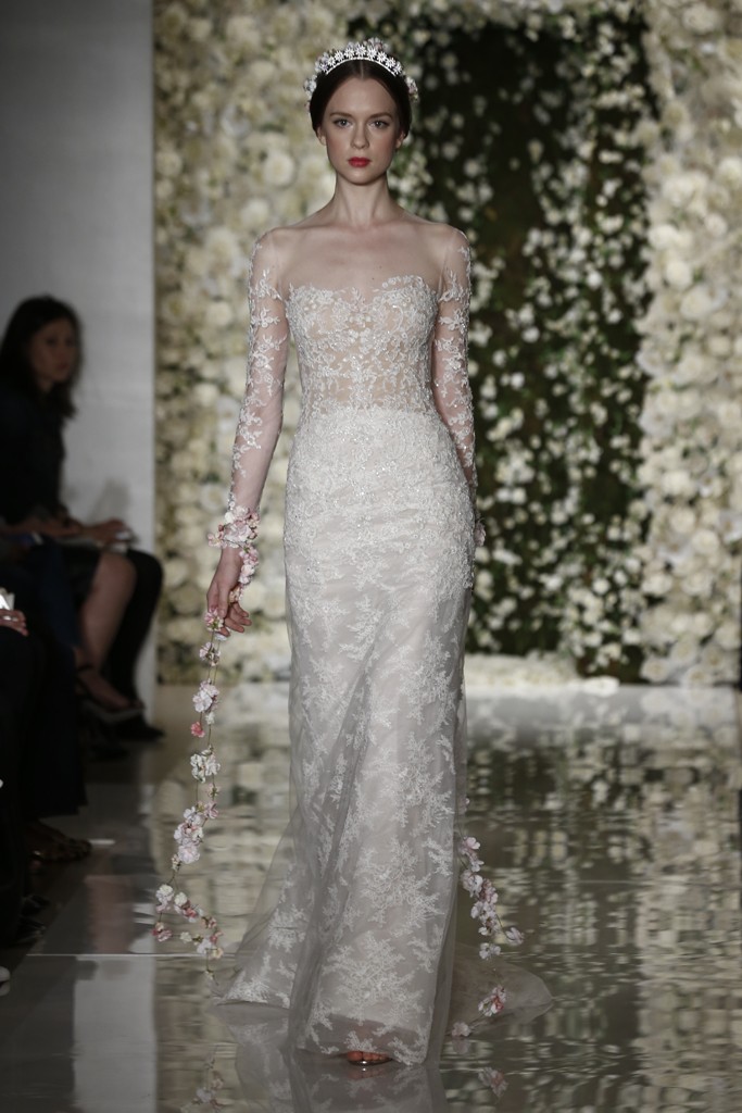 Reem Acra Bridal Fall 2015。雷姆·阿克拉2015秋冬婚纱发布。此季Reem Acra带有古罗马风格的婚纱装饰和头饰诠释了整个系列像古罗马时的盛装一样隆重和华丽。刺绣，蕾丝，丝绸，褶皱纱织等元素充分展现婚纱的高雅格调。同时小白色花卉的世界带来了身临婚纱盛宴的幸福时刻。