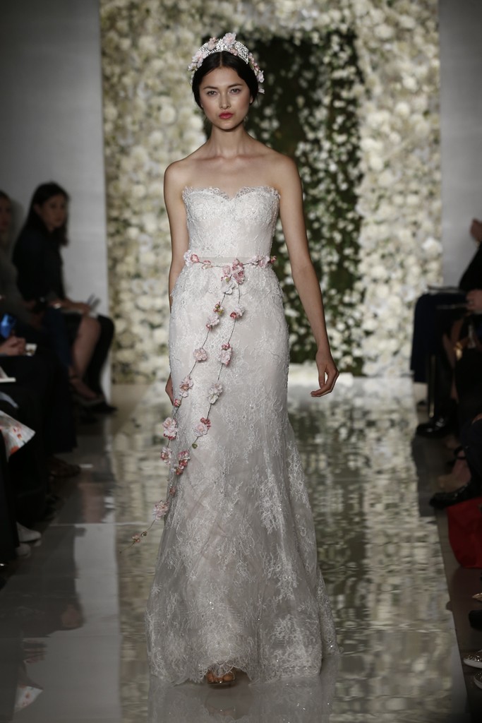 Reem Acra Bridal Fall 2015。雷姆·阿克拉2015秋冬婚纱发布。此季Reem Acra带有古罗马风格的婚纱装饰和头饰诠释了整个系列像古罗马时的盛装一样隆重和华丽。刺绣，蕾丝，丝绸，褶皱纱织等元素充分展现婚纱的高雅格调。同时小白色花卉的世界带来了身临婚纱盛宴的幸福时刻。