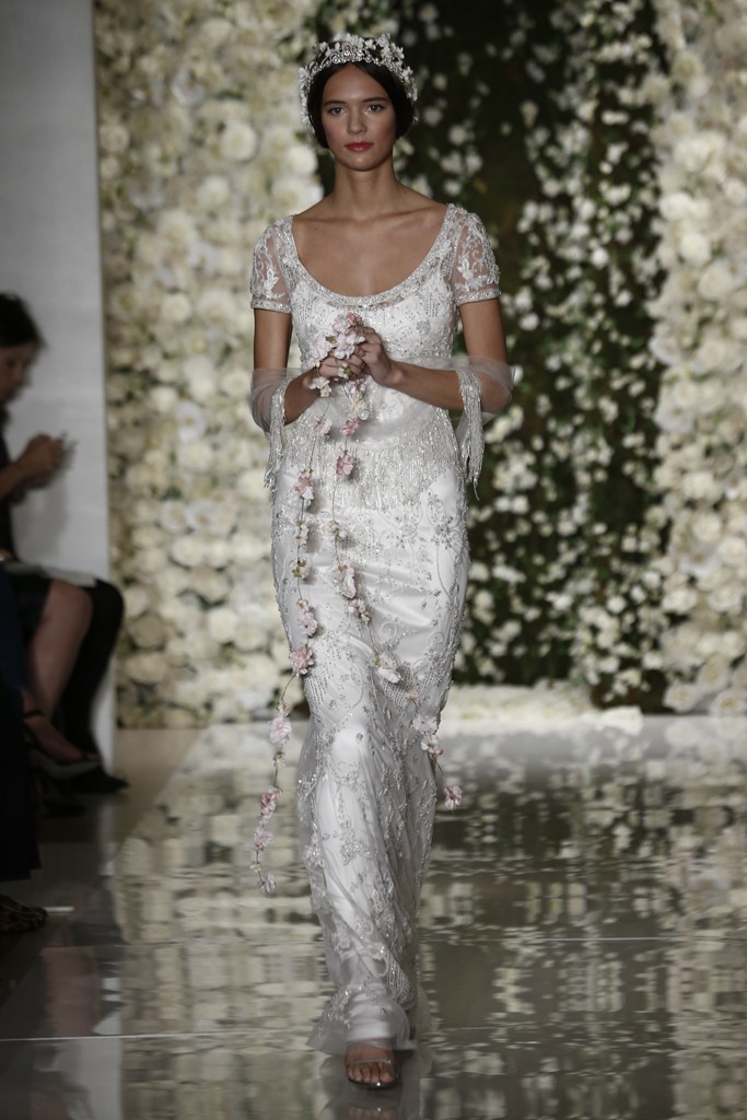 Reem Acra Bridal Fall 2015。雷姆·阿克拉2015秋冬婚纱发布。此季Reem Acra带有古罗马风格的婚纱装饰和头饰诠释了整个系列像古罗马时的盛装一样隆重和华丽。刺绣，蕾丝，丝绸，褶皱纱织等元素充分展现婚纱的高雅格调。同时小白色花卉的世界带来了身临婚纱盛宴的幸福时刻。