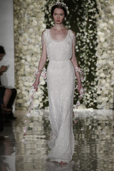 Reem Acra Bridal Fall 2015。雷姆·阿克拉2015秋冬婚纱发布。此季Reem Acra带有古罗马风格的婚纱装饰和头饰诠释了整个系列像古罗马时的盛装一样隆重和华丽。刺绣，蕾丝，丝绸，褶皱纱织等元素充分展现婚纱的高雅格调…