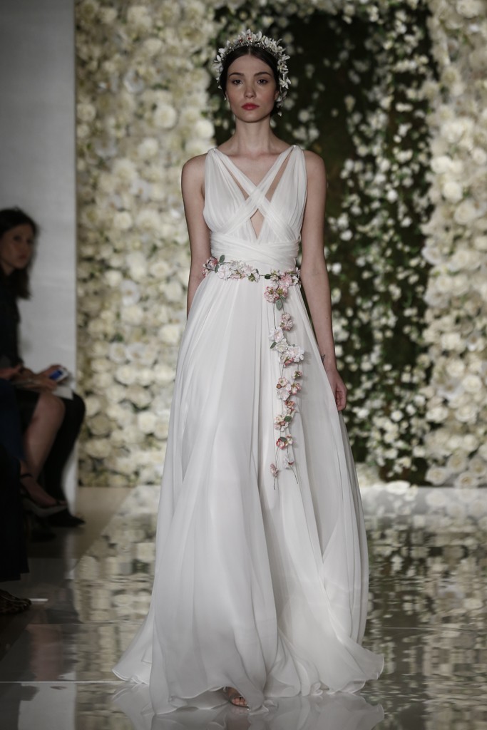 Reem Acra Bridal Fall 2015。雷姆·阿克拉2015秋冬婚纱发布。此季Reem Acra带有古罗马风格的婚纱装饰和头饰诠释了整个系列像古罗马时的盛装一样隆重和华丽。刺绣，蕾丝，丝绸，褶皱纱织等元素充分展现婚纱的高雅格调。同时小白色花卉的世界带来了身临婚纱盛宴的幸福时刻。