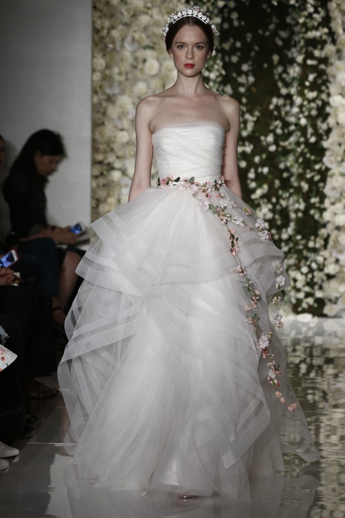 Reem Acra Bridal Fall 2015。雷姆·阿克拉2015秋冬婚纱发布。此季Reem Acra带有古罗马风格的婚纱装饰和头饰诠释了整个系列像古罗马时的盛装一样隆重和华丽。刺绣，蕾丝，丝绸，褶皱纱织等元素充分展现婚纱的高雅格调。同时小白色花卉的世界带来了身临婚纱盛宴的幸福时刻。