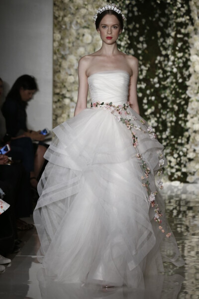 Reem Acra Bridal Fall 2015。雷姆·阿克拉2015秋冬婚纱发布。此季Reem Acra带有古罗马风格的婚纱装饰和头饰诠释了整个系列像古罗马时的盛装一样隆重和华丽。刺绣，蕾丝，丝绸，褶皱纱织等元素充分展现婚纱的高雅格调…