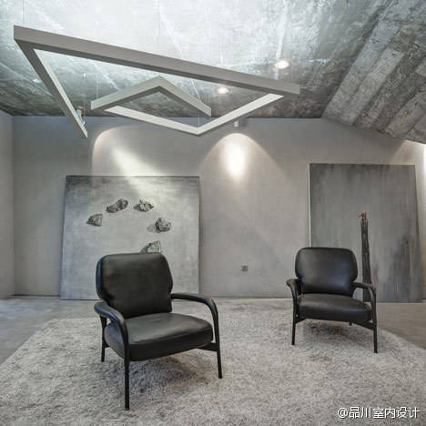 清水混凝土的结构，风格迥异的灯，为这个现代风格的家居环境增色不少……