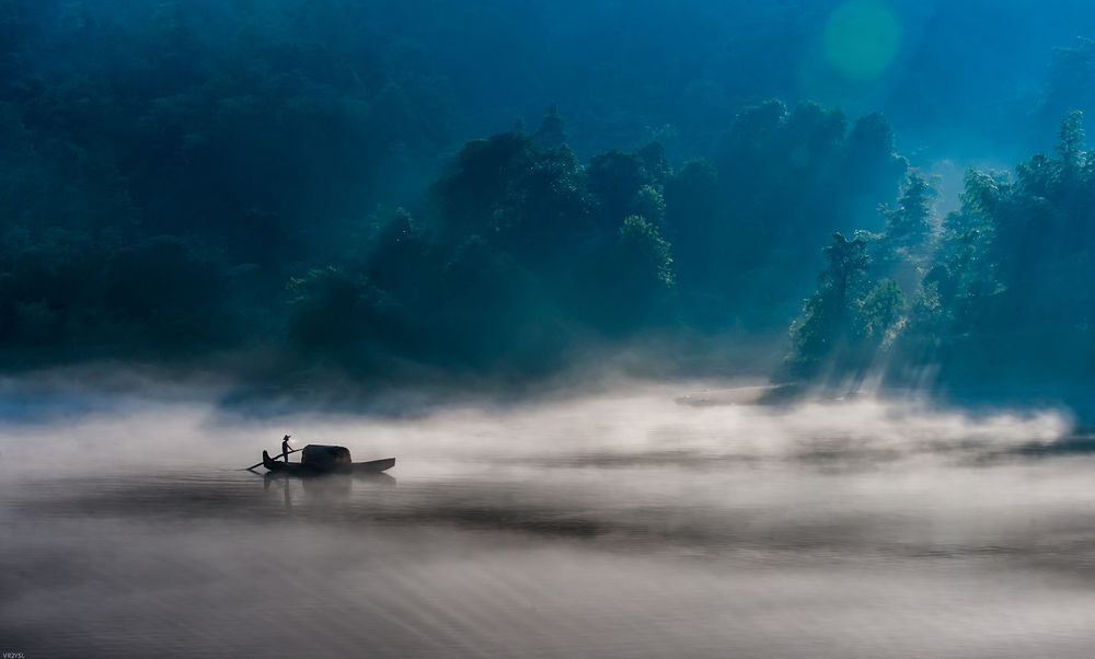 雲(yún)霧繚繞，月夜行舟?！獤|江湖 （攝影：Sammy Wong 圭亞那 ）