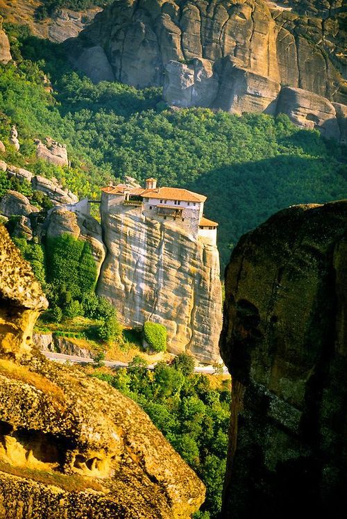 The Abbeys of Meteora,Greece。迈泰奥拉位于希腊特里卡拉色州。迈泰奥拉意思是“悬在半空”。迈泰奥拉修道院建筑群是希腊正教会修士寻求与上帝沟通的一个途径，是在品斯都山脉的陡壁上修建的建筑。迈泰奥拉地质现象非常奇特，有高耸林立的奇石群。地处品都斯山脉的边缘，每座山顶上各建有修道院，它们都坐落在高达549米的峻峭石峰上面。这些山岩形状千姿百态、色彩丰富。这里因众神曾经居住过的奥林匹斯山和令人叹为观止的迈太奥拉修道院而闻名于世。