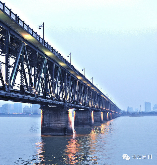 标签：景区 旅游景点 地址：西湖区钱塘江大桥北岸西侧引桥处 雄伟壮丽的大桥，抒发出中华儿女自立于世界民族之林的豪情壮志，而铭刻其中的&amp;quot;殚精竭智千日功，通车之日却炸桥&amp;quot;的扼腕痛心却使国人永志难忘。钱塘江大桥不仅是我国桥梁史上的巨大成就，也是中国铁路桥梁史上一个辉煌的里程碑。在这里可以观看钱塘江大潮和日落，在傍晚的时候，日落的余晖映衬着江面，静谧而靓丽！