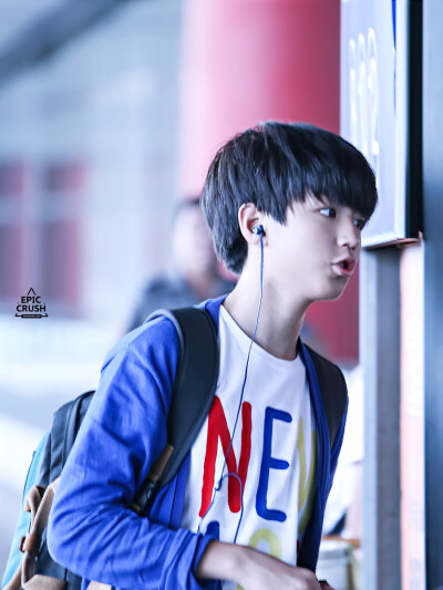 TFBOYS王俊凯 2014.8.22 北京首都机场-重庆江北机场。cr.LOGO