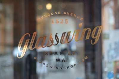 一家集高档服装，书籍，家具和家居用品的的梦想小店GLASSWING。GLASSWING由三个从事艺术和设计的年轻人在西雅图共同创立，他们选择了一个1920年代的老建筑作为实现自己梦想的空间。