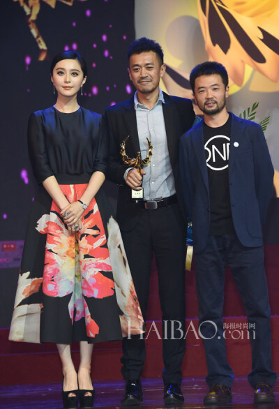 范冰冰——黑色上衣搭配印花长伞裙，优雅大气，再搭配黑色防水台鱼嘴鞋简练时尚。