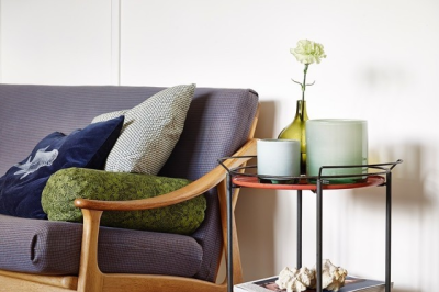 创意角几展示，铁艺角几与实木布艺沙发的搭配多了一些日式的小清新范儿；