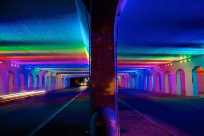一条被人遗忘隧道的艺术再创造！灯光艺术家Bill FitzGibbons用LED灯将这条隧道变成了彩虹隧道。