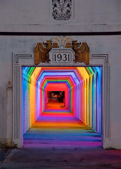 一条被人遗忘隧道的艺术再创造！灯光艺术家Bill FitzGibbons用LED灯将这条隧道变成了彩虹隧道。