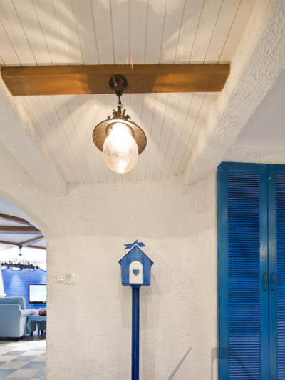 地中海风情吊灯，质朴纯情，木质的吊顶也是地中海经典的代表元素，呈现了清新的自然韵味；