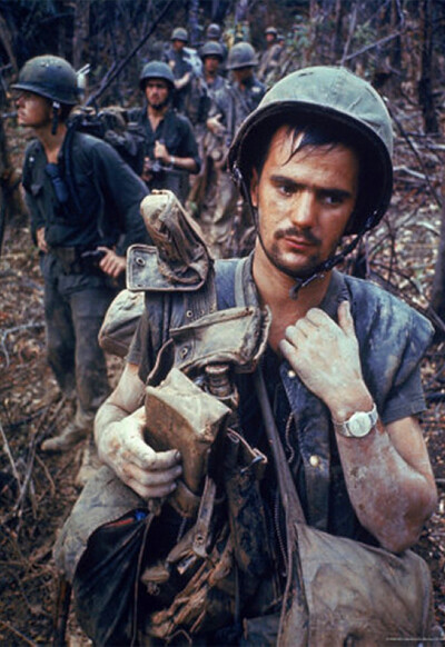 “见证越战”：莱瑞·伯罗斯 20世纪最伟大的战地摄影记者，他完整地记录了越南战争，其中的不少照片已经成为世界新闻摄影的经典。