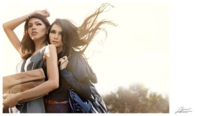 那个陪你逛街试衣服的人，那个能把你每一瓶指甲油都试一遍的人， 那个总为了晚上吃什么，能和你纠结一下午的人，那个你请吃饭都挑不贵的地方，会宰男人可不会宰你的人，那个你有异性没人性时不会想起她，可受伤后会…