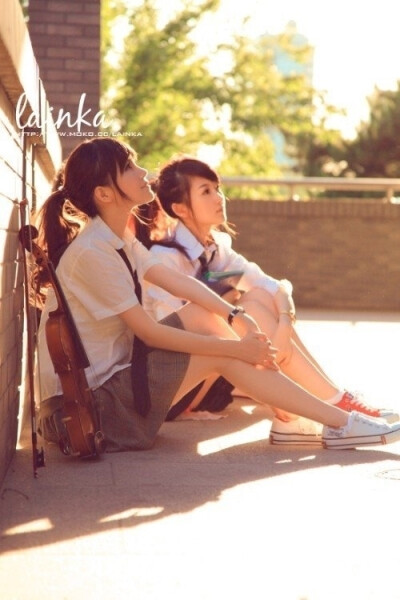 那个陪你逛街试衣服的人，那个能把你每一瓶指甲油都试一遍的人， 那个总为了晚上吃什么，能和你纠结一下午的人，那个你请吃饭都挑不贵的地方，会宰男人可不会宰你的人，那个你有异性没人性时不会想起她，可受伤后会…