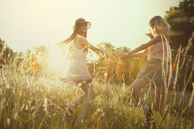 那个陪你逛街试衣服的人，那个能把你每一瓶指甲油都试一遍的人， 那个总为了晚上吃什么，能和你纠结一下午的人，那个你请吃饭都挑不贵的地方，会宰男人可不会宰你的人，那个你有异性没人性时不会想起她，可受伤后会…