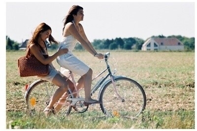 那个陪你逛街试衣服的人，那个能把你每一瓶指甲油都试一遍的人， 那个总为了晚上吃什么，能和你纠结一下午的人，那个你请吃饭都挑不贵的地方，会宰男人可不会宰你的人，那个你有异性没人性时不会想起她，可受伤后会…