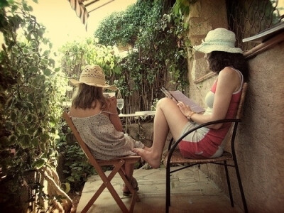 那个陪你逛街试衣服的人，那个能把你每一瓶指甲油都试一遍的人， 那个总为了晚上吃什么，能和你纠结一下午的人，那个你请吃饭都挑不贵的地方，会宰男人可不会宰你的人，那个你有异性没人性时不会想起她，可受伤后会…