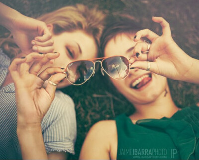 那个陪你逛街试衣服的人，那个能把你每一瓶指甲油都试一遍的人， 那个总为了晚上吃什么，能和你纠结一下午的人，那个你请吃饭都挑不贵的地方，会宰男人可不会宰你的人，那个你有异性没人性时不会想起她，可受伤后会…