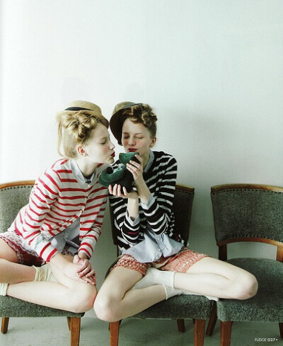 那个陪你逛街试衣服的人，那个能把你每一瓶指甲油都试一遍的人， 那个总为了晚上吃什么，能和你纠结一下午的人，那个你请吃饭都挑不贵的地方，会宰男人可不会宰你的人，那个你有异性没人性时不会想起她，可受伤后会…