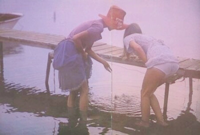 那个陪你逛街试衣服的人，那个能把你每一瓶指甲油都试一遍的人， 那个总为了晚上吃什么，能和你纠结一下午的人，那个你请吃饭都挑不贵的地方，会宰男人可不会宰你的人，那个你有异性没人性时不会想起她，可受伤后会…